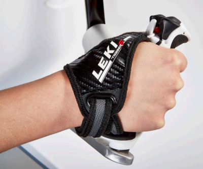 motion body 900 <p>Jeder Leki®-Griff ist bereits vorbereitet, um eine Handschlaufe oder einen Handschuh mit Schlaufe zu befestigen.&nbsp;</p>

<p>Die Triggergrip-Schlaufe wird bei Patienten mit Schulterverletzungen, Ellenbogenverletzungen, Prothesen, Spastik, Hemiparese, Parkinson, motorischen Einschränkungen und anderen Erkrankungen der oberen Extremitäten eingesetzt. Zur Benutzung muss der Patient lediglich die Triggerip-Schlaufe anziehen und diese einfach in den Leki-Griff einrasten lassen, wodurch der Patient fest mit dem Griff verbunden ist, ohne diesen greifen zu müssen. Mit Hilfe der Triggergrip-Schlaufe kann die betroffene oder motorisch eingeschränkte Seite am Leki-Griff eingehakt und mit Unterstützung des gesunden Armes passiv mit geringem Kraftaufwand mobilisiert werden.</p>

<p>Vorteile dieser Funktion sind: Steigerung der Durchblutung, Erhalt der Beweglichkeit, Schmerzlinderung, Steigerung der Muskelaktivität, Detonisierung und Verbesserung des Knorpelstoffwechsels.</p>
